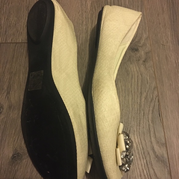 Winter white dressy flats sz 10 - Picture 2 of 3